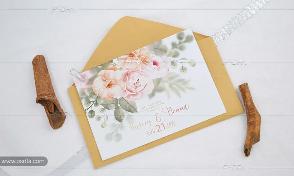 قالب لایه باز موکاپ و پیش نمایش کارت دعوت عروسی زیبا و واقعی برای فتوشاپ