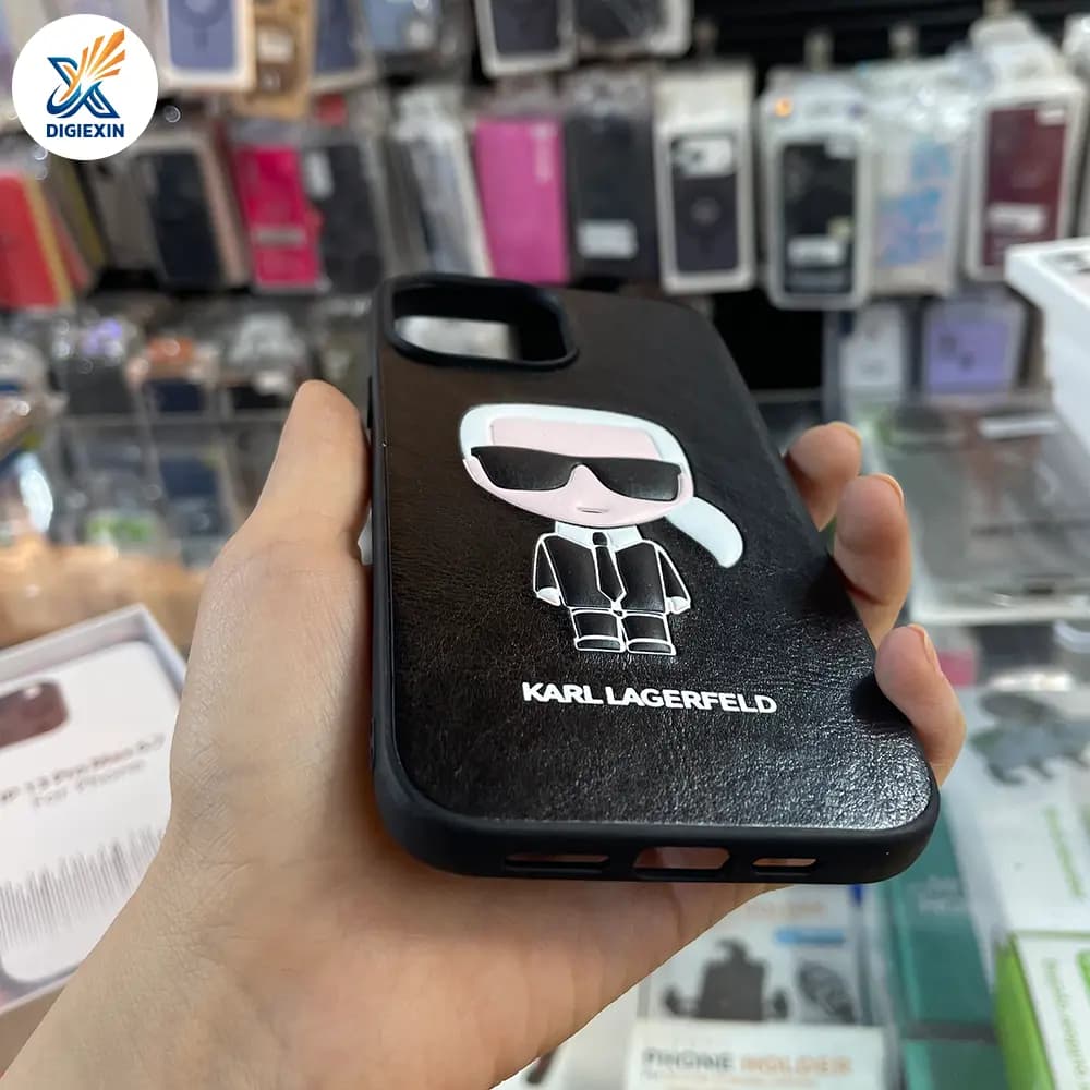 کاور عروسکی چرمی کارل مناسب برای آیفون 13 پرومکس — تصویر ۲