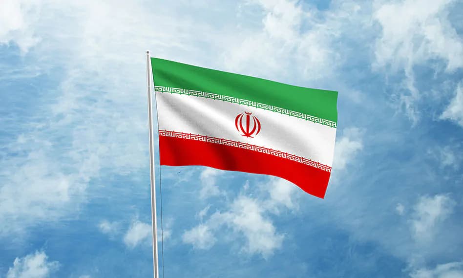 موکاپ پرچم در باد به صورت لایه باز و فرمت PSD