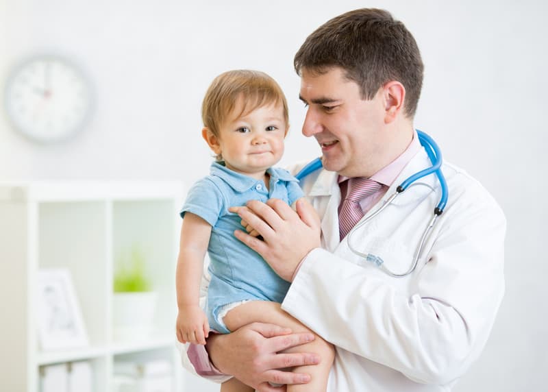 پوستر دیواری پزشکی معاینه کودک در مطب اطفال