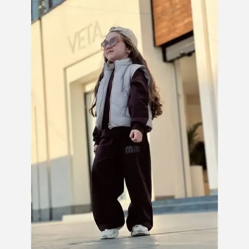 ست بلوز شلوار پافر دخترانه دورس نخ پنبه رنگ قهوه ای و کرم سایز 4 تا 7 سال — تصویر ۴