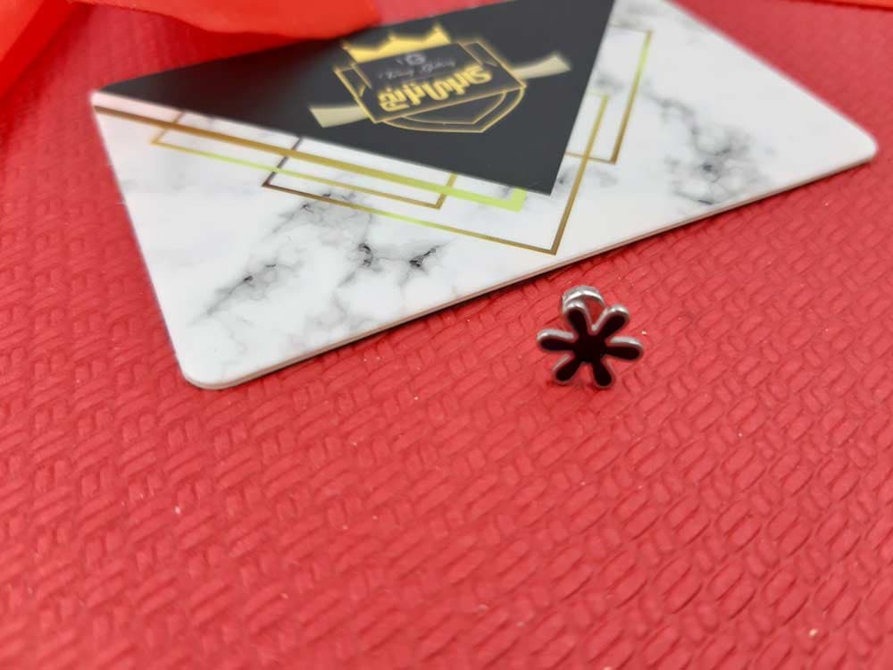 پیرسینگ نقره ای طرح گل مشکی
