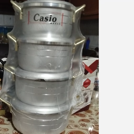 سرویس قابلمه کاسیو جنس روحی محکم وضخیم مناسب پخت یک تا 4نفر بزرگسال و 8پارچه هست 4تا قابلمه به همراه 4تا درب