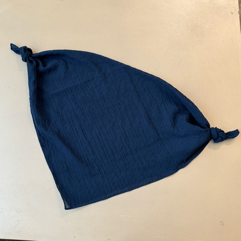 روسری نخ زنانه مدل مینی اسکارف نخی ساده کد 4 با طول و عرض 65x65 سانتی‌متر — تصویر ۴