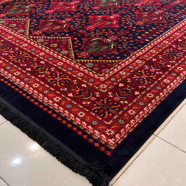 فرش ماشینی 420 شانه زمینه سرمه‌ای حاشیه لاکی مدل طرح سنتی — تصویر ۴