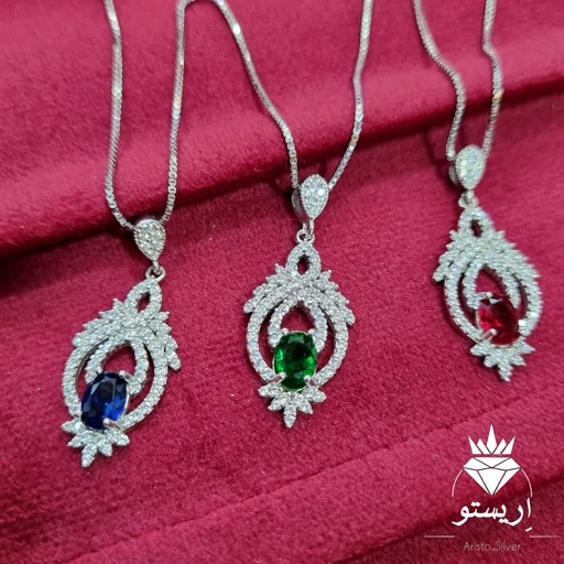 گردنبند نقره جواهری (بازنجیر)نگین(سبز .قرمز و آبی کبود)عیار 925 و آبکاری طلاسفید به همراه زنجیر ونیزی به طول 40سانتیمتر