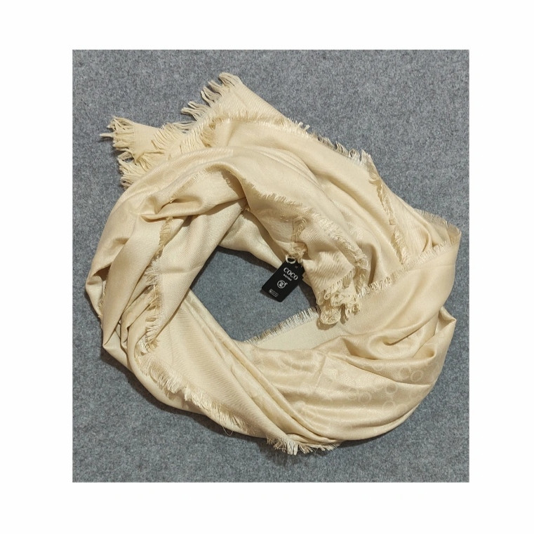 روسری زنانه کوکو مدل CH 22167705 قواره 140×140 سانتی متر مناسب استفاده رسمی اسپرت و مهمانی چهار فصل کد 2 — تصویر ۵