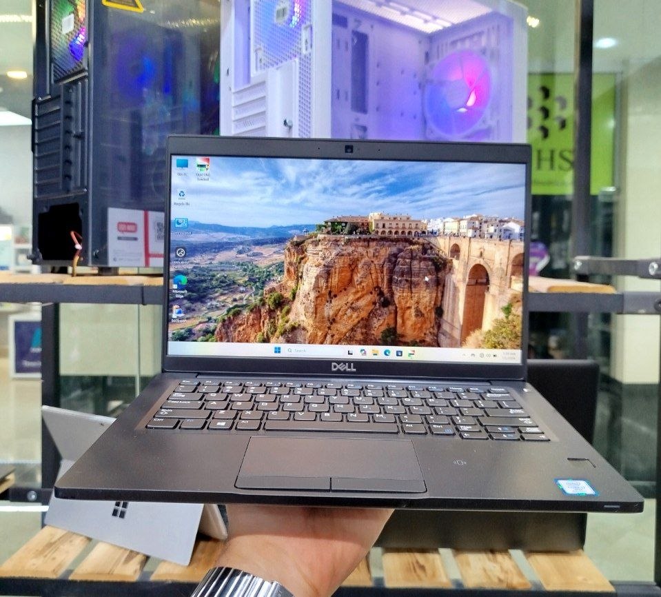 لپ تاپ استوک DELL LATITUDE 7390 CORE i7-8650U/8GB/256SSD M.2/INTEL UHD UP 4GB