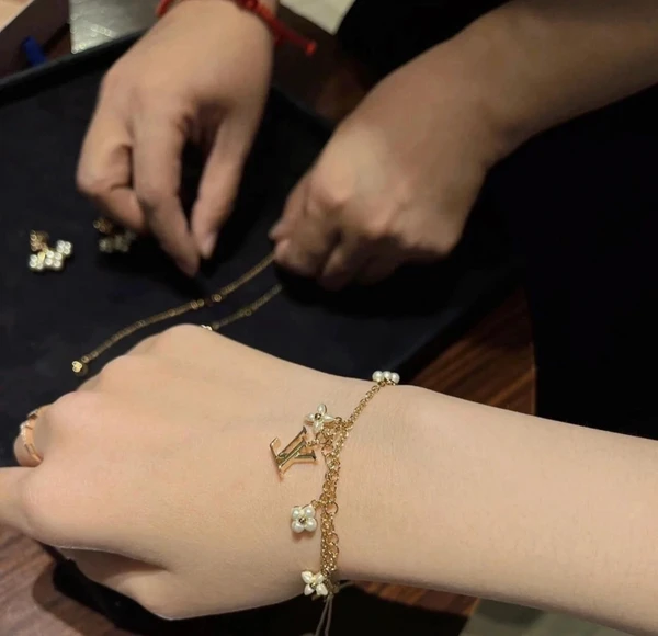 دستبند نقره زنانه برند لویی ویتون ( LOUIS VUITTON ) مدل گلستان | ساخت کشور چین (OEM BY CHINA) — تصویر ۲