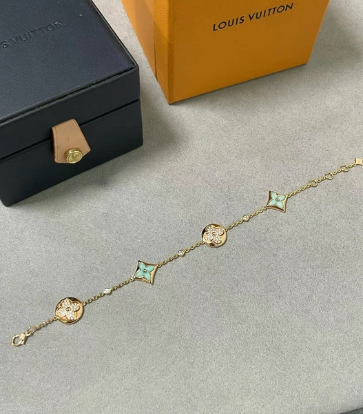 دستبند نقره زنانه لویی ویتون ( LOUIS VUITTON ) مدل فلور کوآتر | ساخت کشور چین (OEM BY CHINA) — تصویر ۲