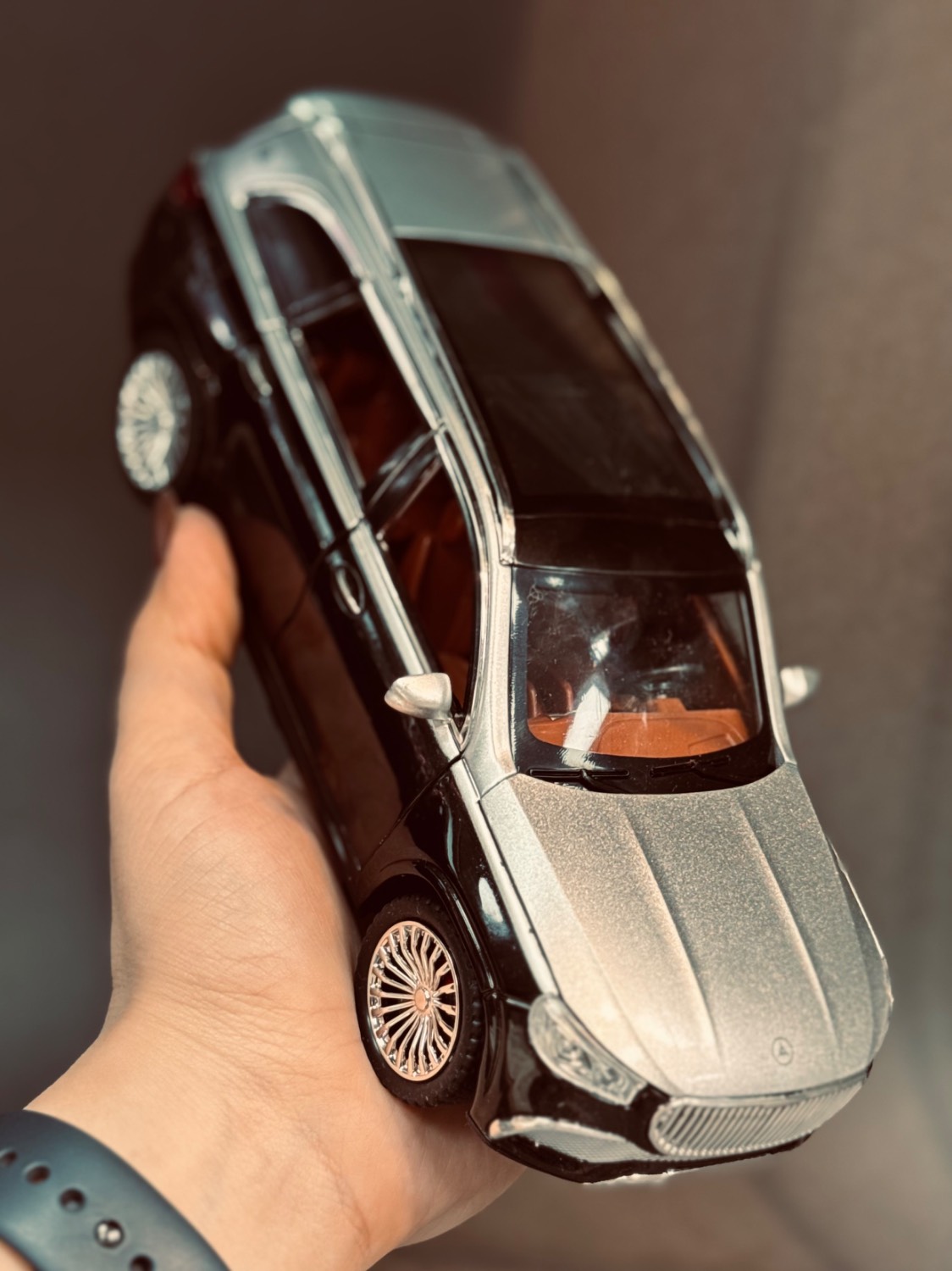 ماشین فلزی بنز میباخ — تصویر ۴