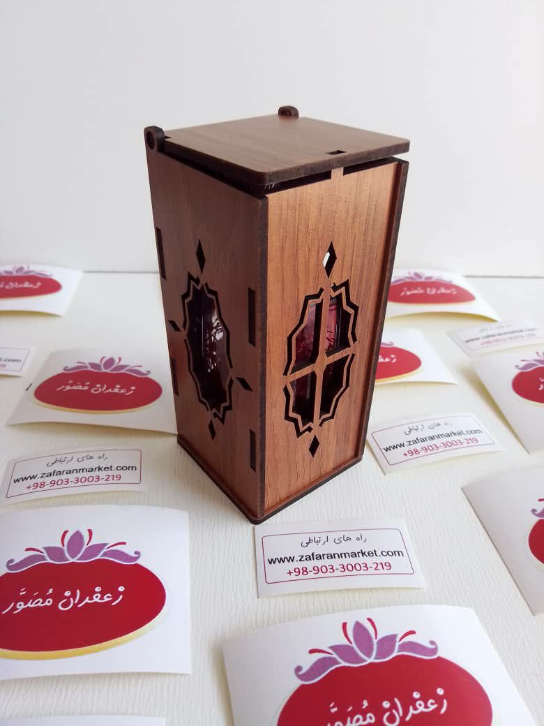 زعفران نیم مثقالی سوپرنگین مصور با قاب چوبی — تصویر ۶