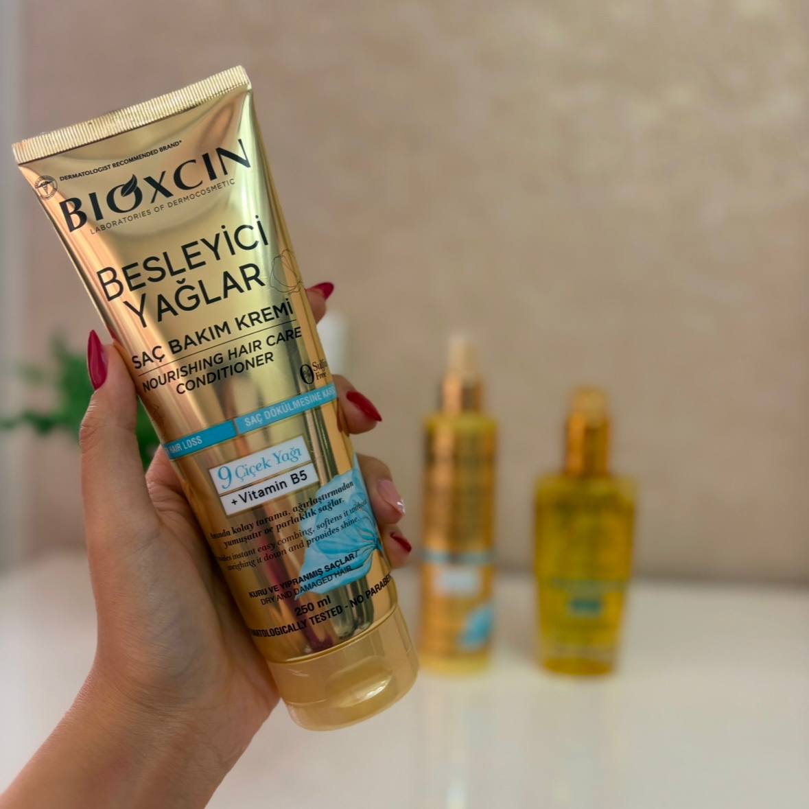 ماسک موی بدون سولفات بیوکسین Bioxcin حاوی ۹ گیاه با خاصیت ضد ریزش و تغذیه کننده حجم 250 میل — تصویر ۴