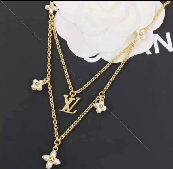گردنبند نقره زنانه برند لویی ویتون ( LOUIS VUITTON ) مدل گلستان | ساخت کشور چین (OEM BY CHINA)
