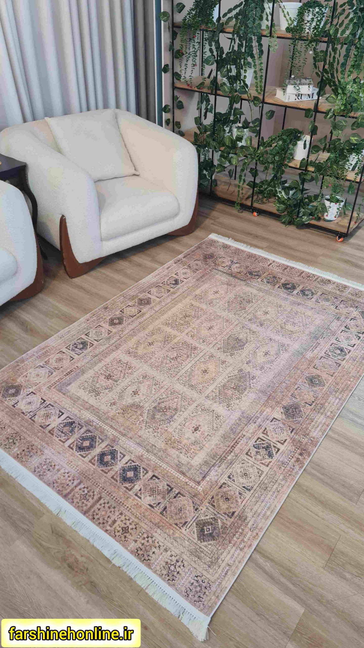 فرشینه کرم قهوه ای با طرح خشتی و حاشیه اسلیمی — تصویر ۷