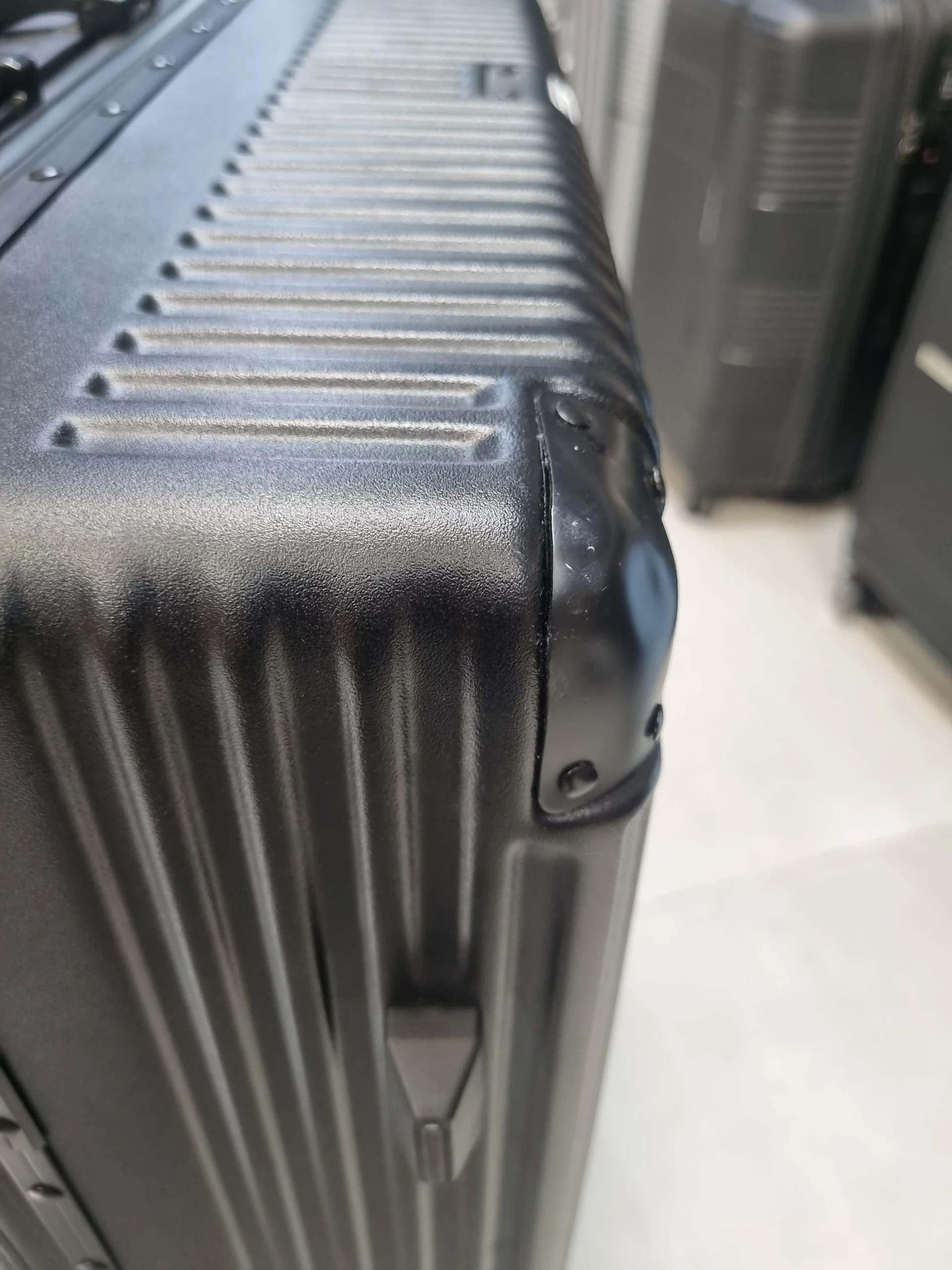 ست اوتلت چمدان هادایز مدل آلومینیوم رنگ مشکی (Aluminium) — تصویر ۴