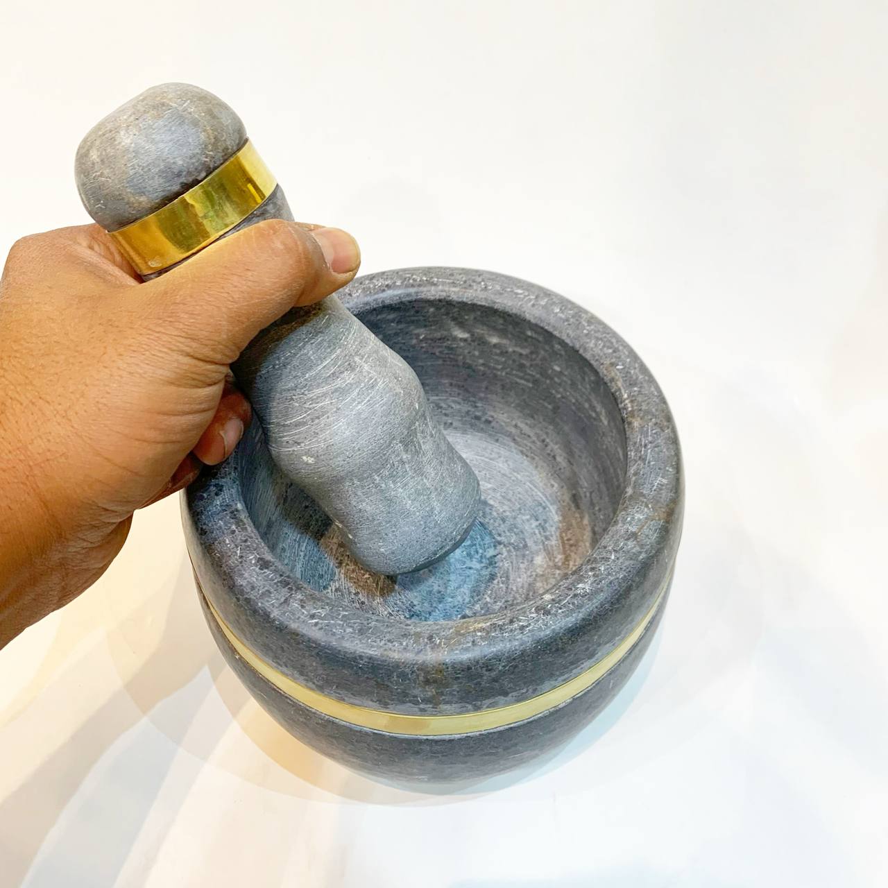 هاون سنگی با نوار برنج — تصویر ۵