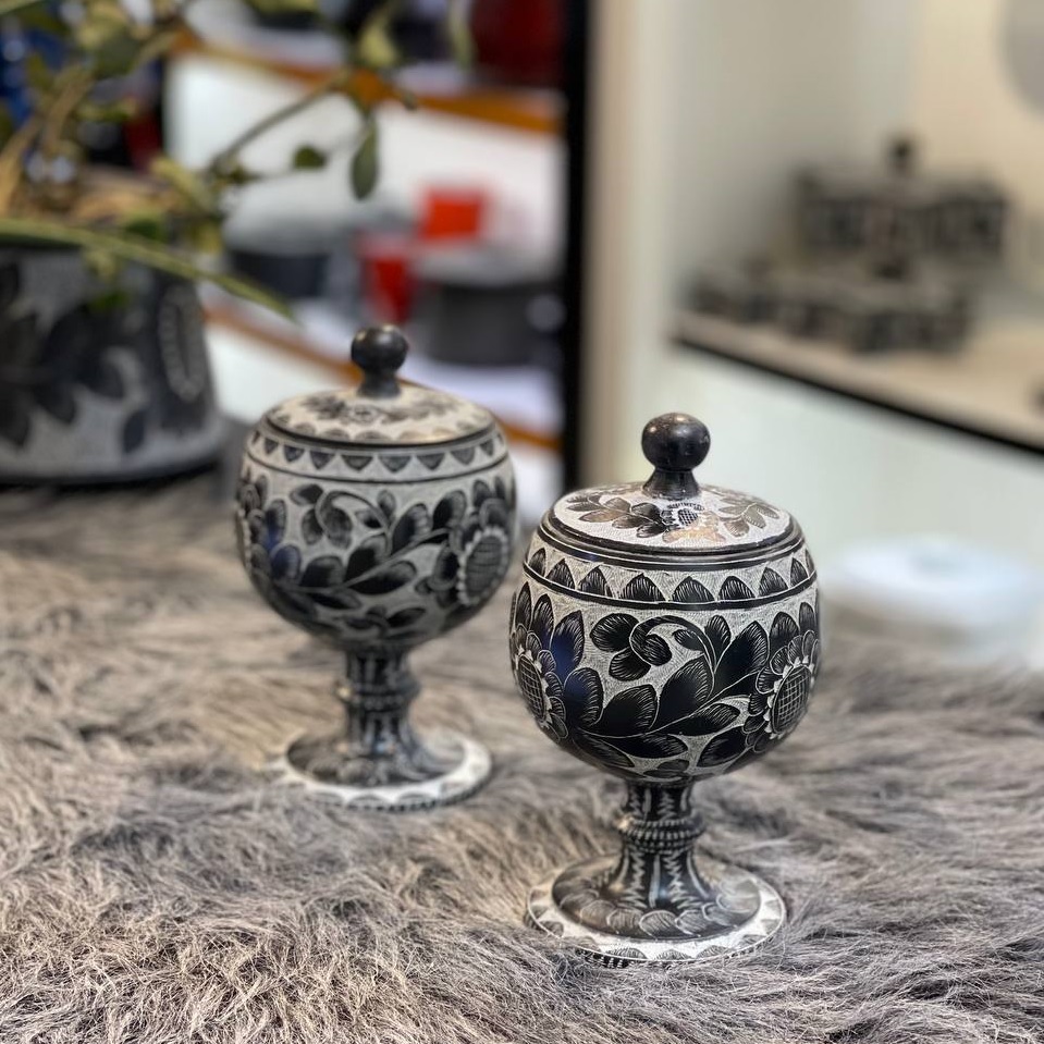 قندان پایه دار سنگی قلم زنی شده — تصویر ۸