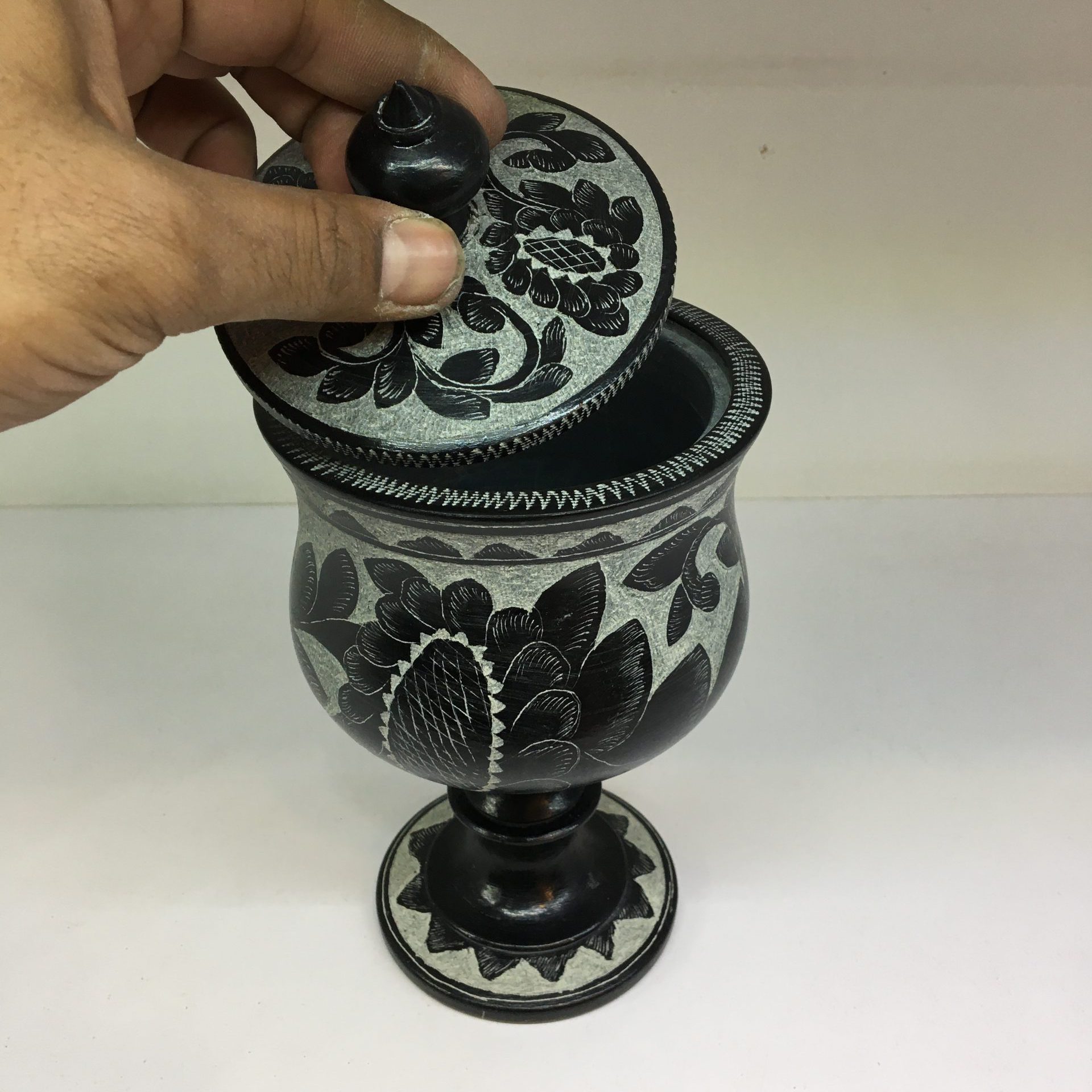 شکلات خوری سنگی پایه دار کد 07 — تصویر ۴