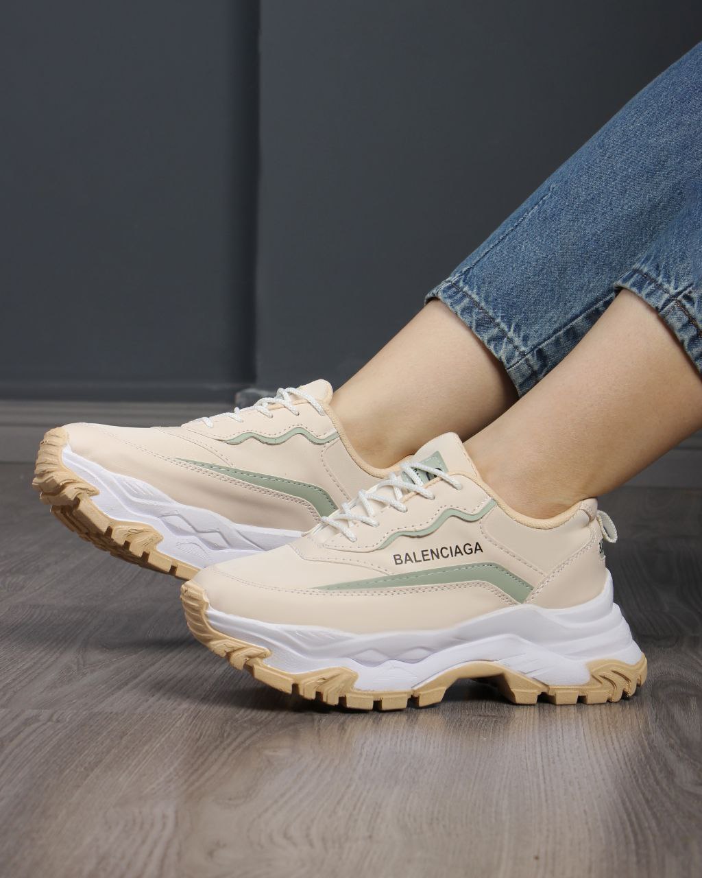 کفش زنانه اسپرت لژبلند new balance