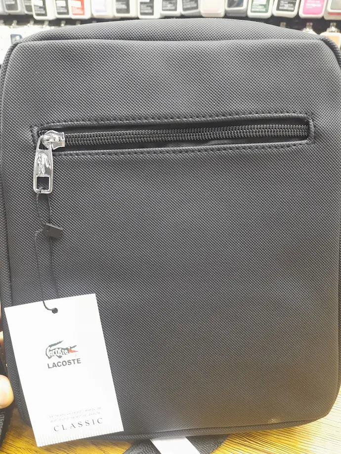 کیف دوشی برزنتی LACOSTE — تصویر ۴