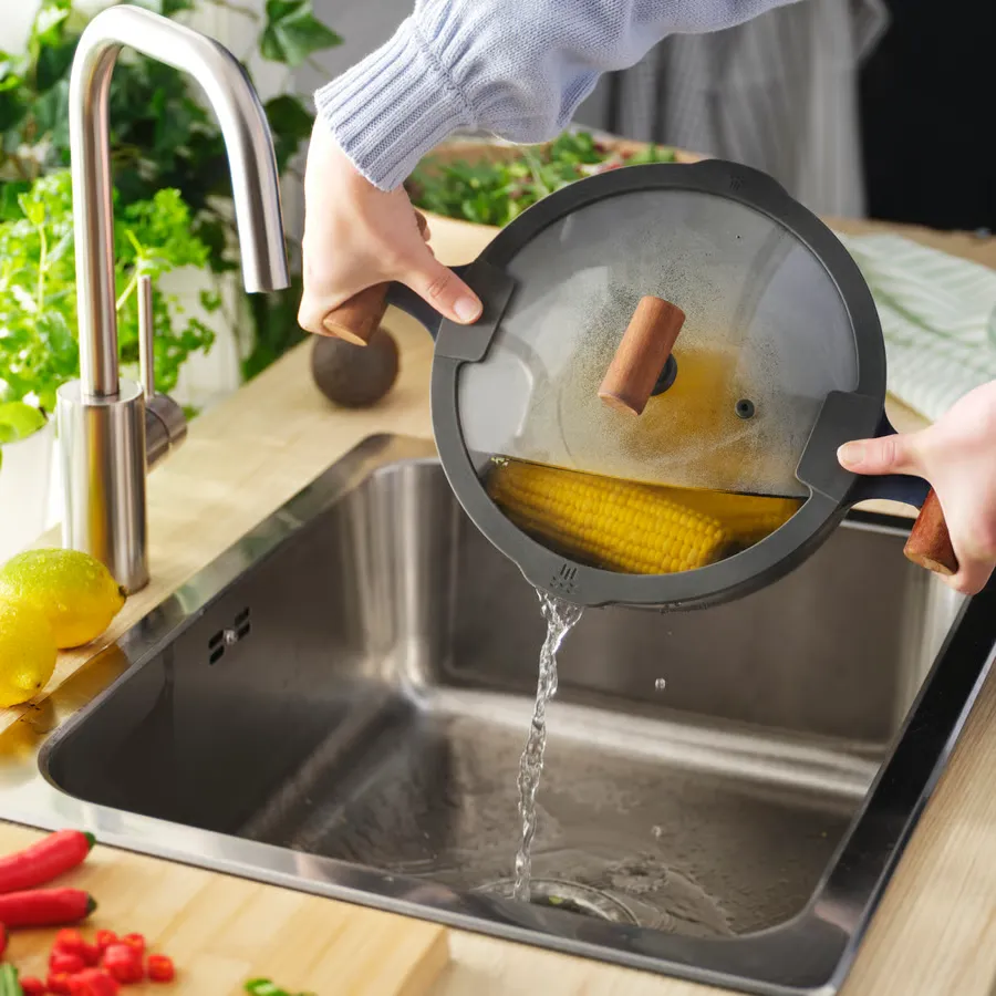 قابلمه با درب، شیشه / چوب با روکش نچسب، مشکی-آبی، ۵ لیتر ایکیا مدل KLIPPFISK — تصویر ۶