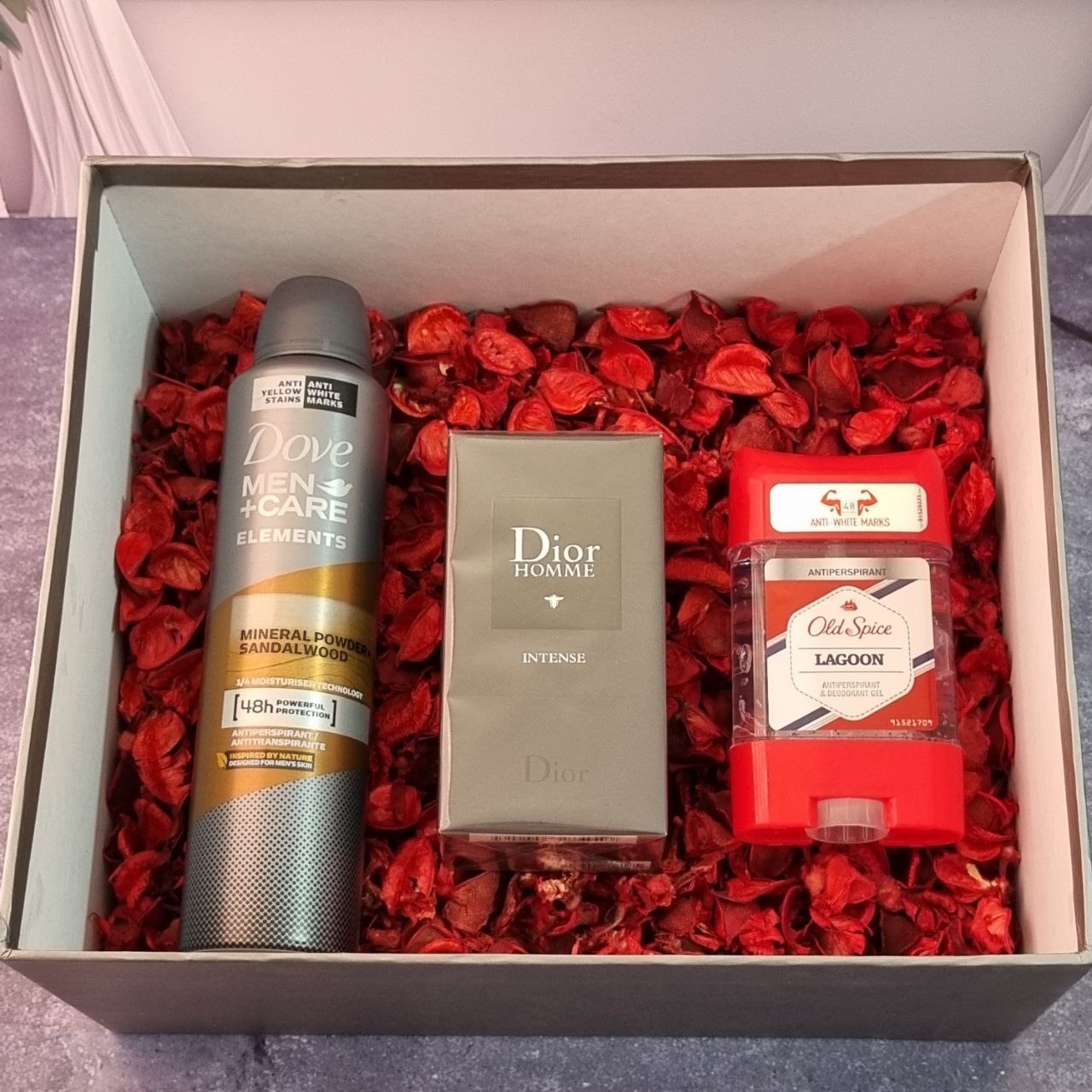 پک هدیه مردانه کد2 | عطر دیور هوم اینتنس + اسپری داو + مام Old Spice — تصویر ۳