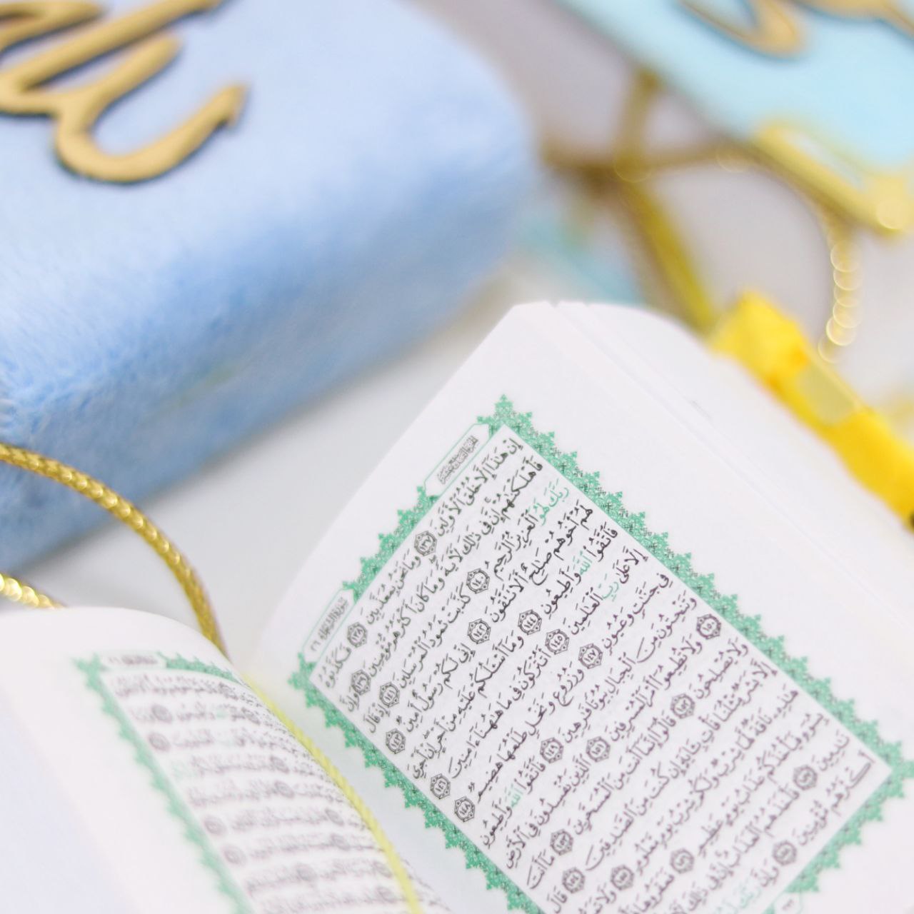 قرآن مخملی آویز ماشین قطع نیم‌لقمه (ناشر هادی مجد – خط عثمان طه) — تصویر ۵