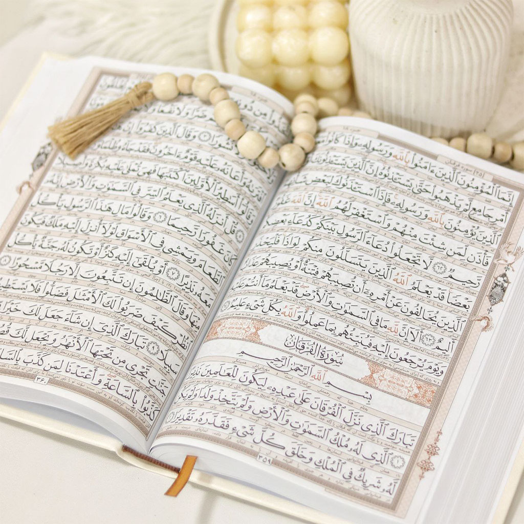 قرآن عروس قابدار لیزری وزیری با جلد چرم ترمو و قاب نفیس (خط عثمان طه) — تصویر ۳