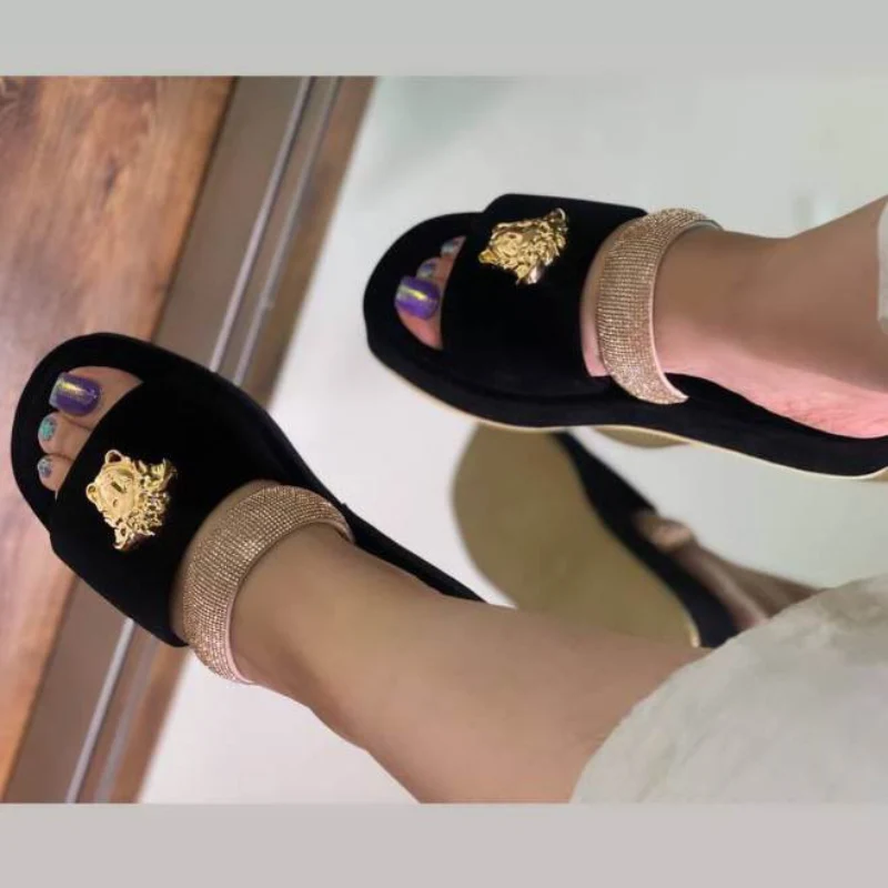 صندل زنانه لژدار ورساچه مشکی — تصویر ۵