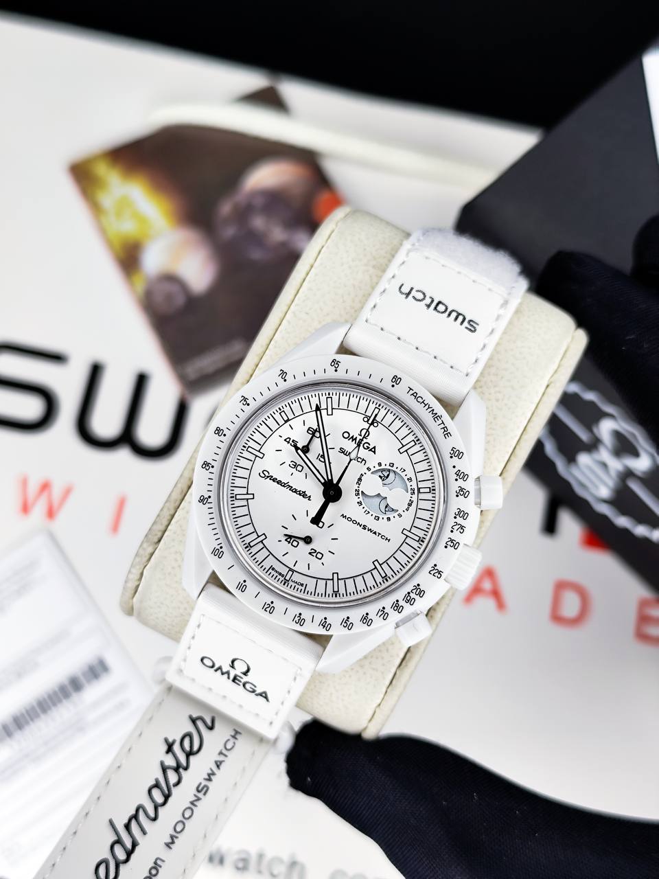 ساعت امگا سواچ ماه سفید اسنوپی Omega Swatch Mission To Moon Snoopy 2024 — تصویر ۳