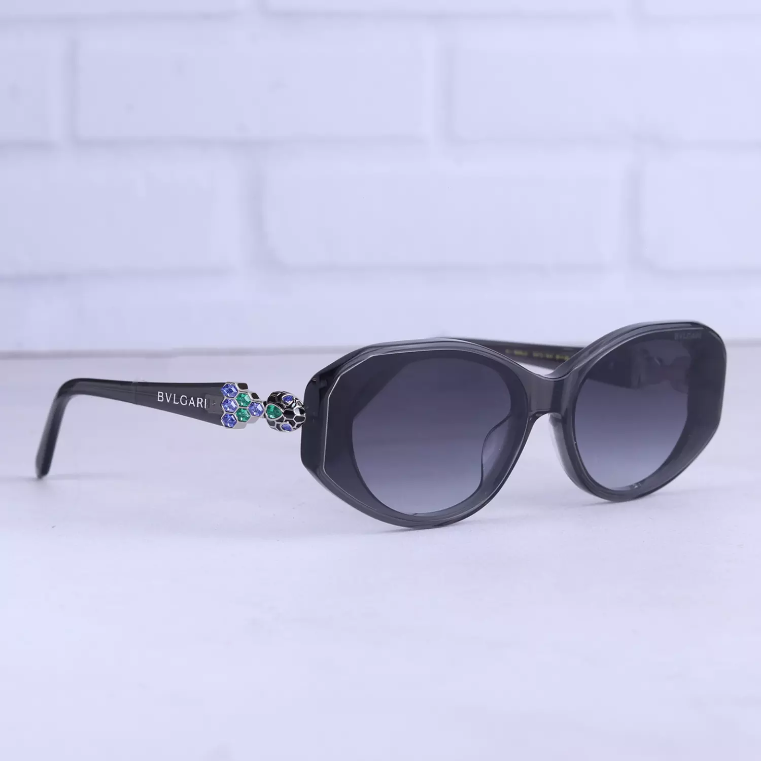 عینک آفتابی بولگاری زنانه فریم گربه ای مشکی استیت BV 1805/1 — تصویر ۴