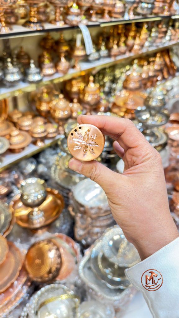 نمکدان مسی سر تخت — تصویر ۳