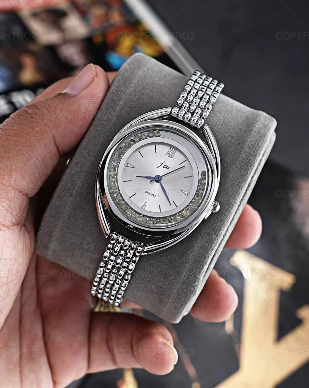 ساعت مچی زنانه دستبندی IW TIME طرح دیور مدل 1534 — تصویر ۴