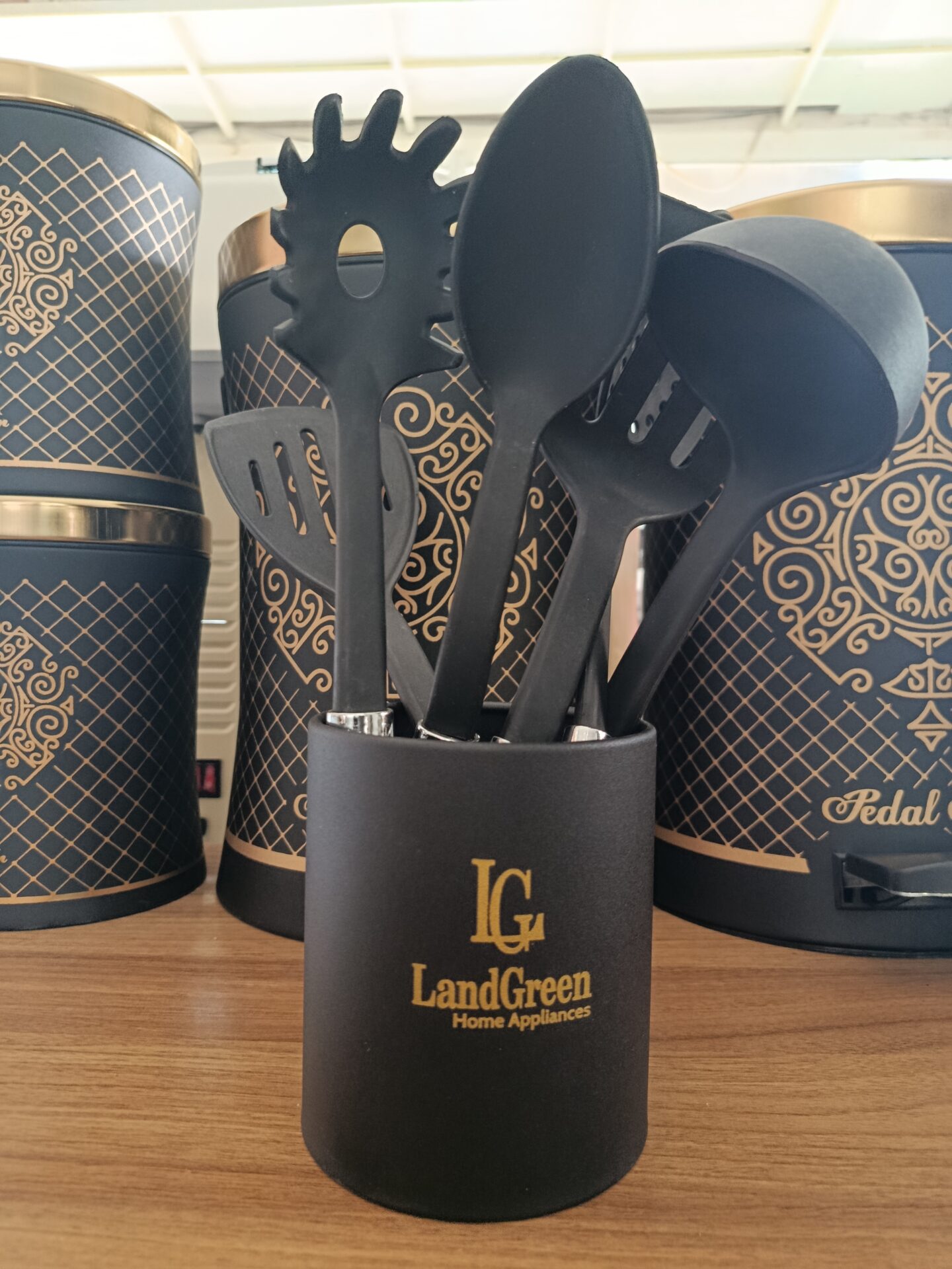 سرویس آشپزخانه 30 پارچه کمر باریک مشکی درب طلایی برند لندگرین Land Green — تصویر ۵