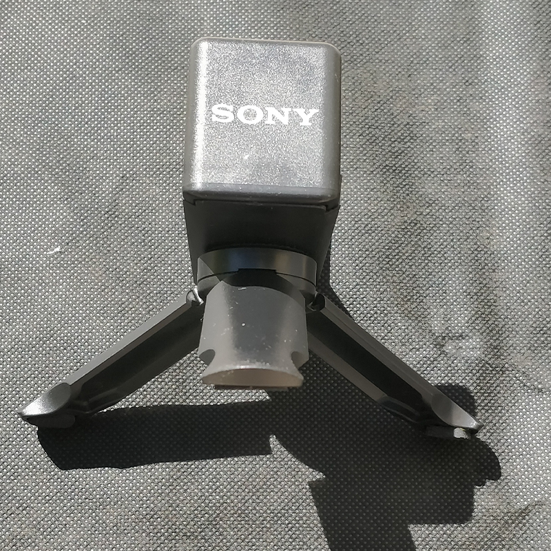 سه پایه‌ی سونی برای ویدئو پروژکتور MP-CD1 به همراه پرده نمایش رومیزی 17 اینچ — تصویر ۴