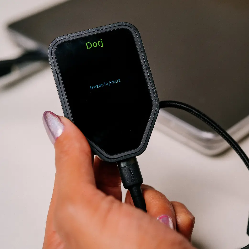 کیف پول سخت‌افزاری درج T برگرفته از Trezor T- ارسال فوری — تصویر ۳
