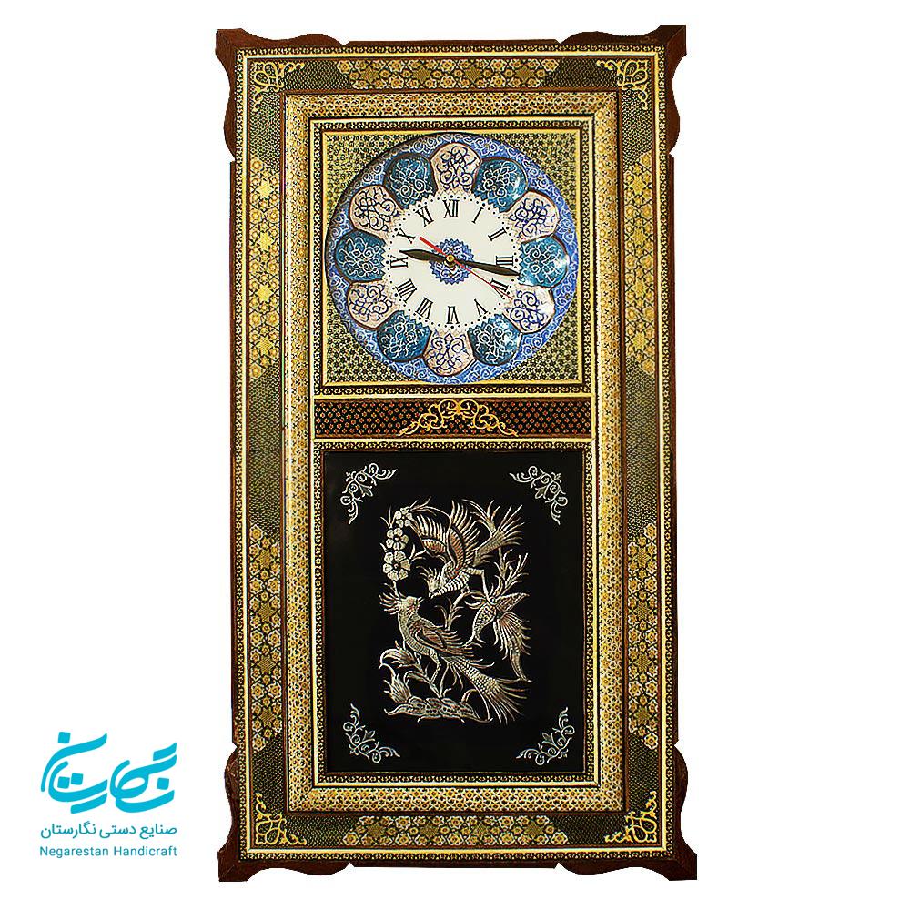 ساعت دیواری ستونی با قاب خاتم و صفحه مینا و پلاک قلمزنی