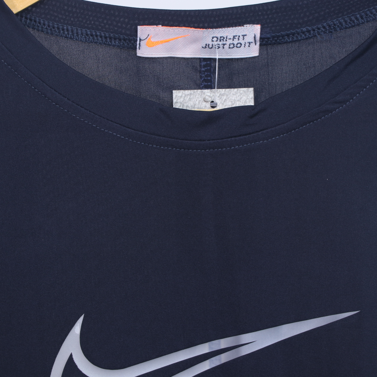 تاپ کاوری زنانه Nike — تصویر ۵
