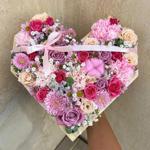 باکس گل قلب صورتی باکوریا – فروشگاه آنلاین گل فلوشا Flowsha — تصویر ۲