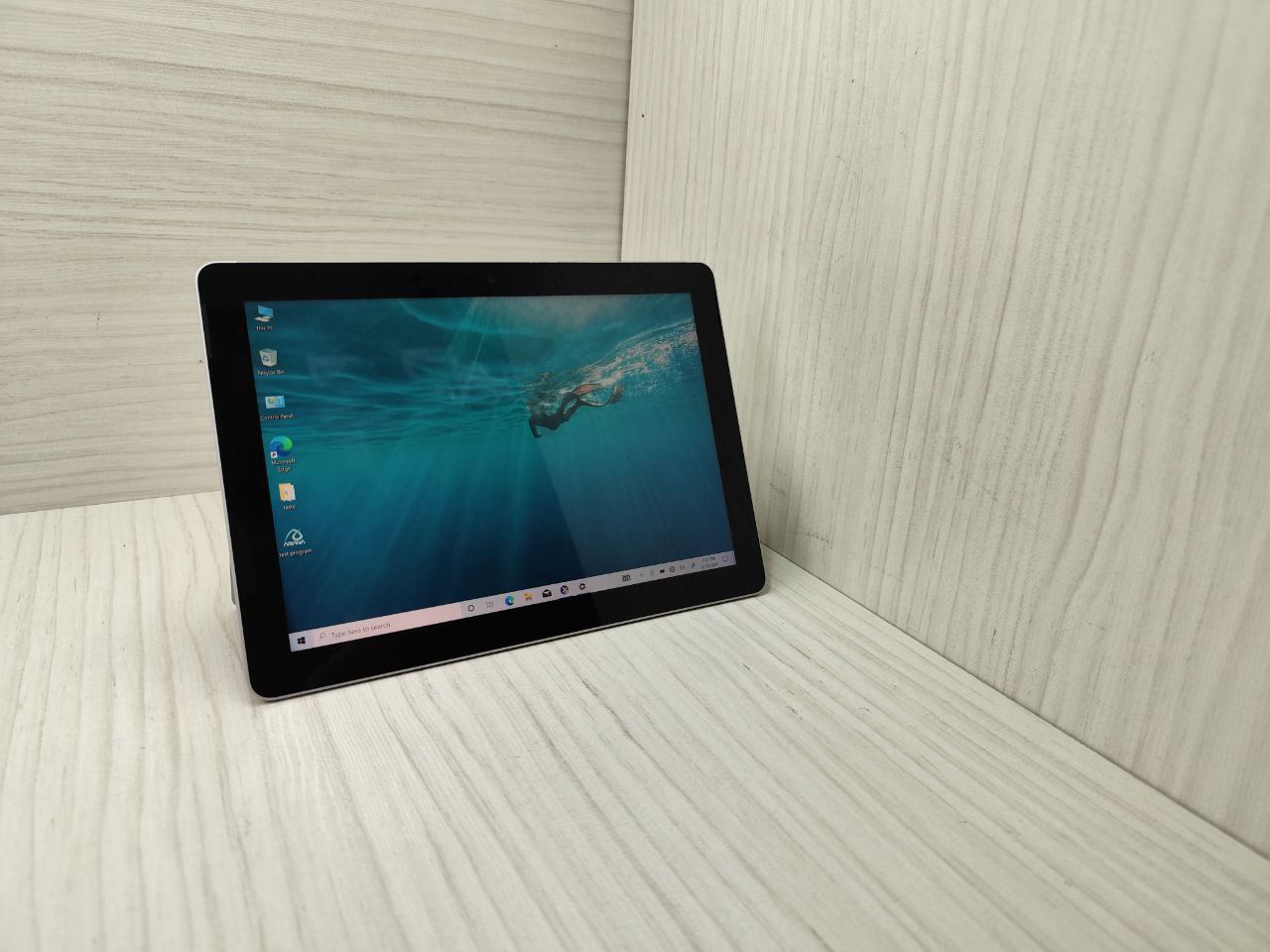 لپ تاپ مایکروسافت استوک مدل Surface GO 1 Pentium Gold
