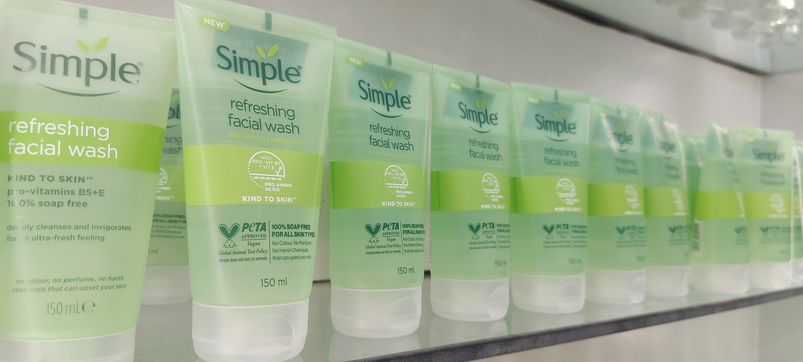 Simple Refreshing Facial Wash (ژل شستشوی صورت فرشینگ سیمپل) — تصویر ۴