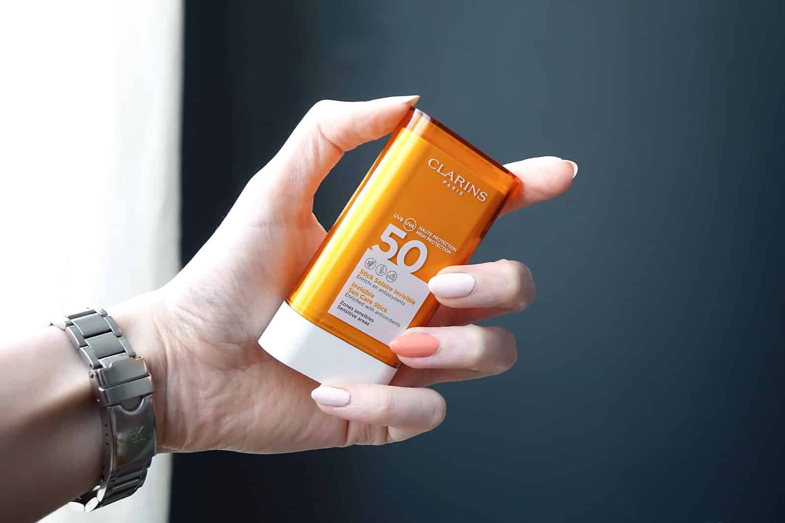 کرم ضد آفتاب استیکی کلارنس بی رنگ اصل 17gr Clarins Invisible Sun Care Stick SPF50 — تصویر ۴