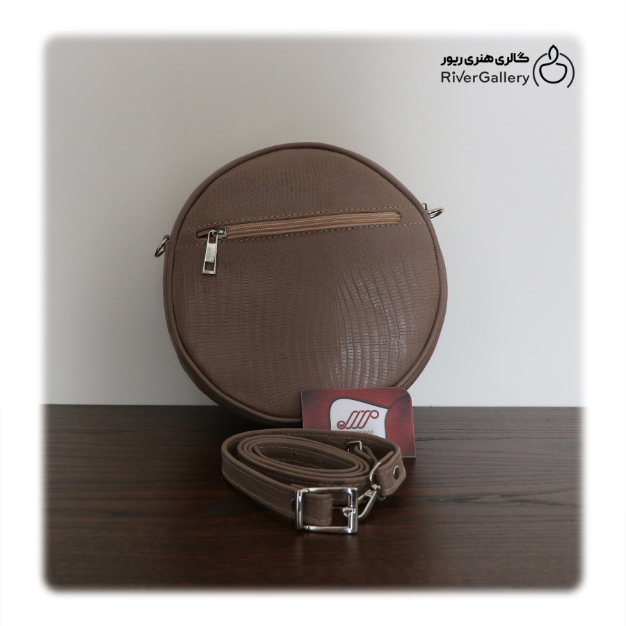 کیف دوشی چرم طبیعی مهتاب با طرح گلیم — تصویر ۵