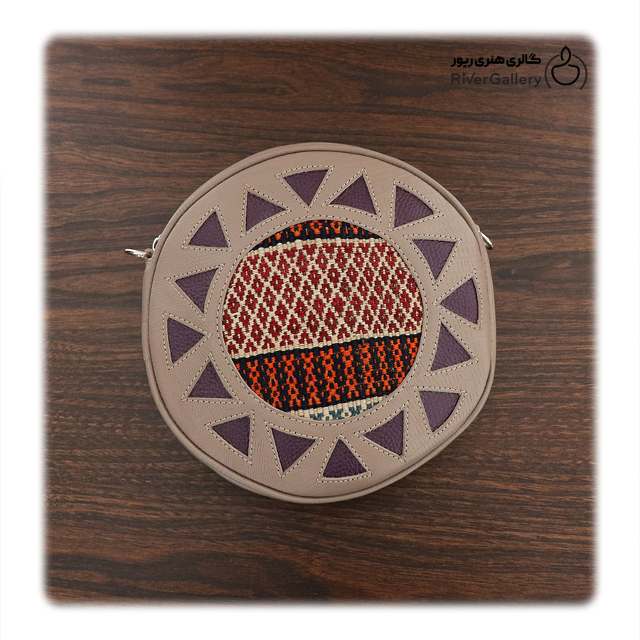 کیف دوشی چرم طبیعی مهتاب با طرح گلیم — تصویر ۳