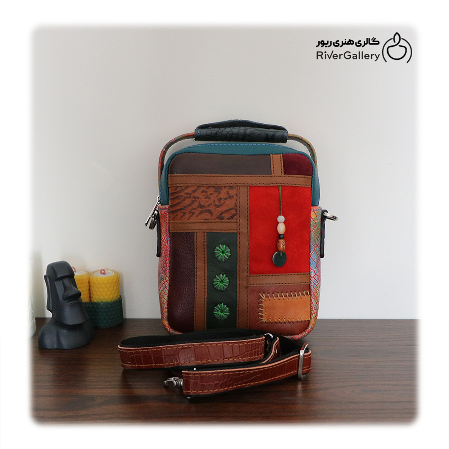 کیف دوشی چرم طبیعی دست ساز تکه‌دوزی — تصویر ۵