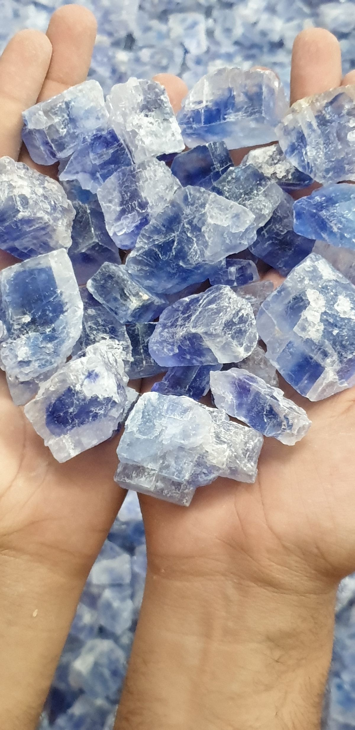 نمک آبی کریستال درشت پر رنگ — تصویر ۳
