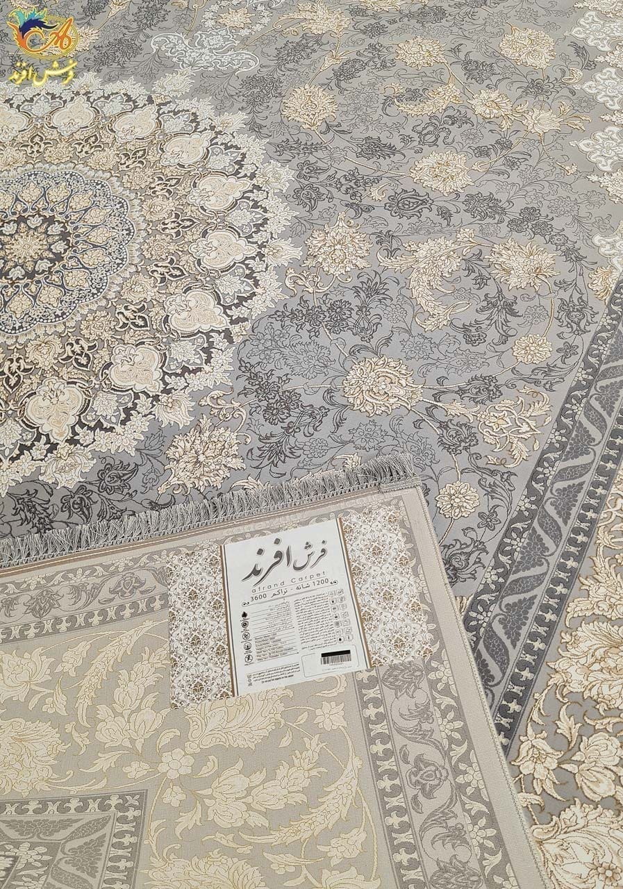 فرش ماشینی افرند 1200 شانه گل برجسته زمینه نقره ای کد 23702 — تصویر ۳
