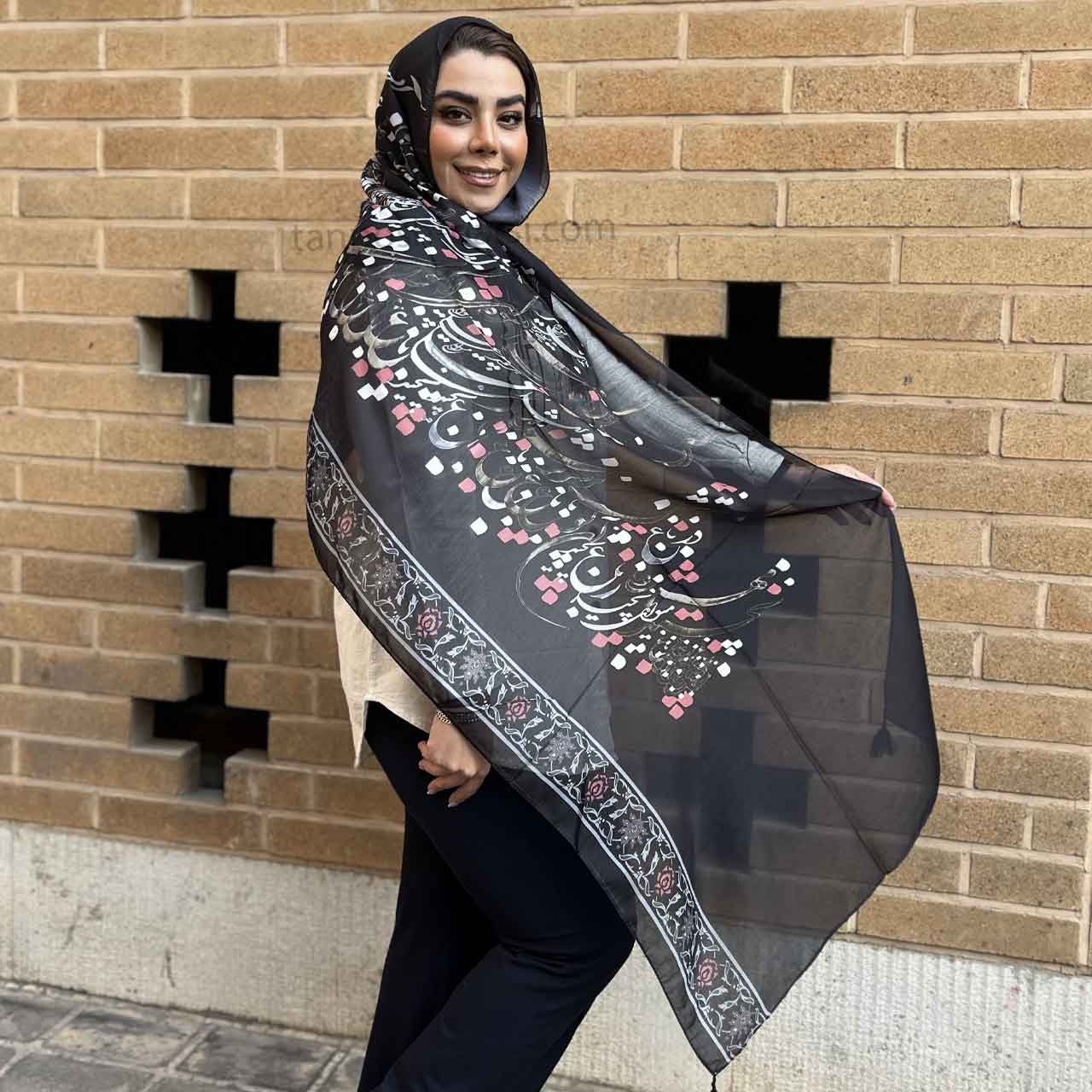 شال نخی زنانه طرح خطاطی کد 07 — تصویر ۲
