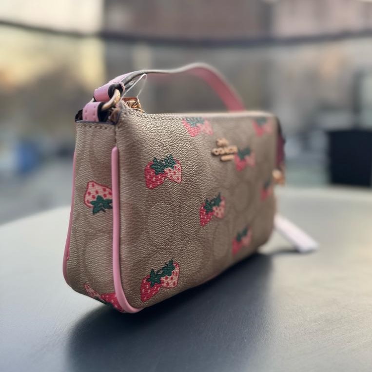 کیف دستی زنانه کوچ Nolita 19 طرح توت‌فرنگی — تصویر ۳